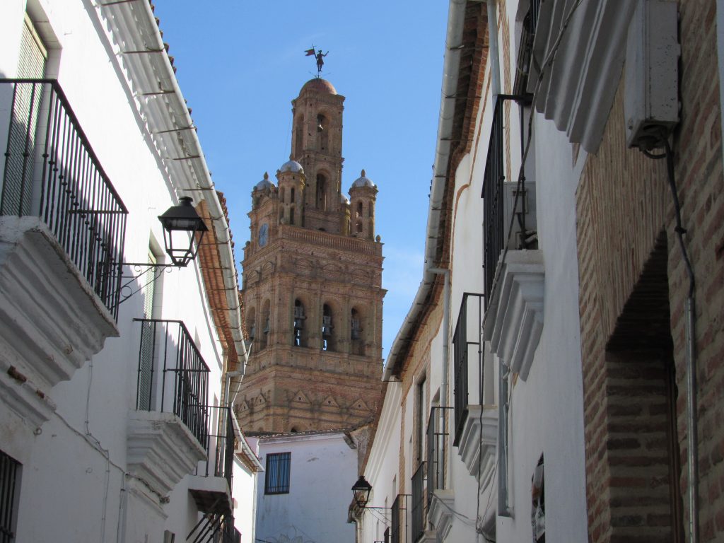 Visitar Llerena y conocer la iglesia de la Granada